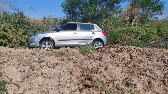 5 kişinin içerisinde bulunduğu otomobil şarampole devrildi