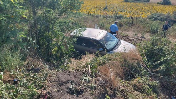 5 kişinin içerisinde bulunduğu otomobil şarampole devrildi