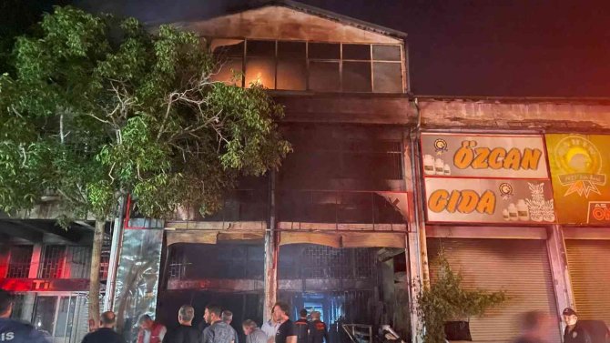 Ambalajcıda çıkan yangında iş yeri kullanılamaz hale geldi