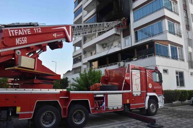 Apartmanın 3. katında korkutan yangın