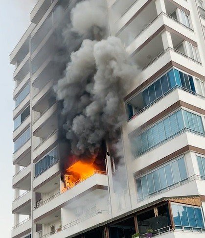Apartmanın 3. katında korkutan yangın