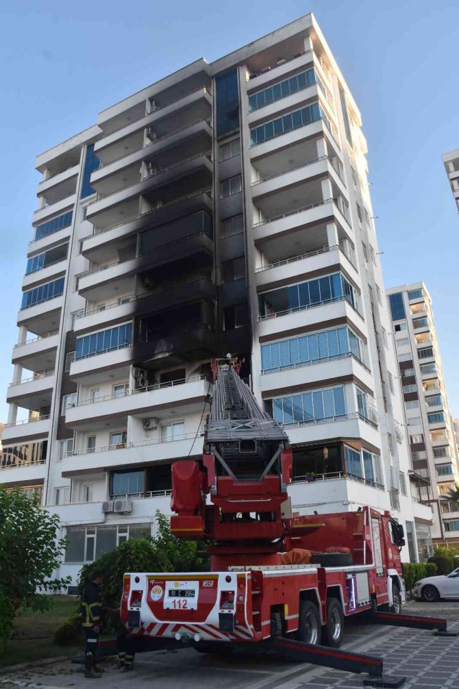 Apartmanın 3. katında korkutan yangın