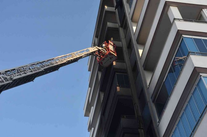 Apartmanın 3. katında korkutan yangın