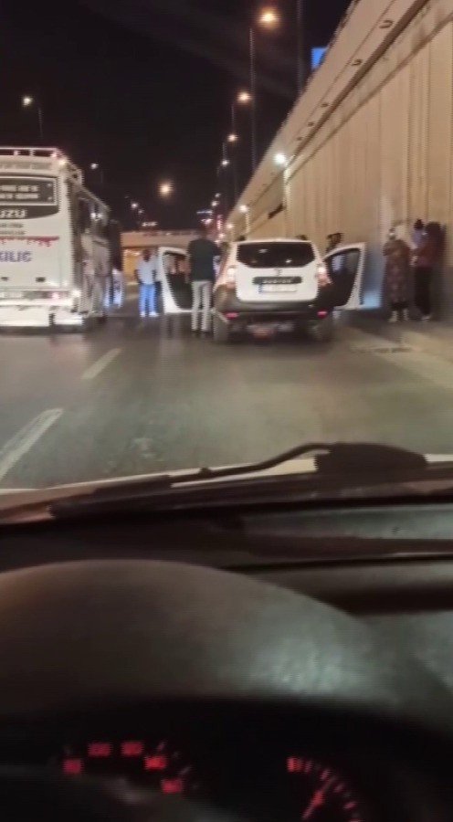 Asker uğurlarken pes dedirten görüntüler! Trafikte çiftetelli oynadılar