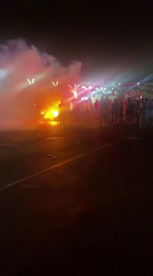 Asker uğurlarken pes dedirten görüntüler! Trafikte çiftetelli oynadılar