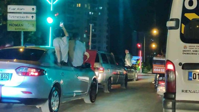 Asker uğurlarken pes dedirten görüntüler! Trafikte çiftetelli oynadılar