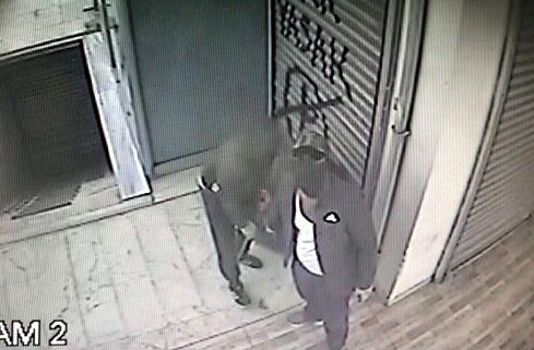 Avcılar'da kepengi kırarak tişörtleri çalan şüpheliler aranıyor