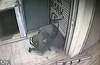 Avcılar'da kepengi kırarak tişörtleri çalan şüpheliler aranıyor