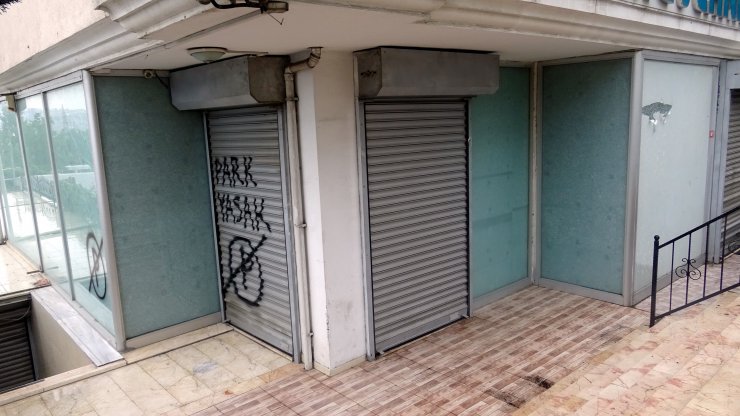 Avcılar'da kepengi kırarak tişörtleri çalan şüpheliler aranıyor