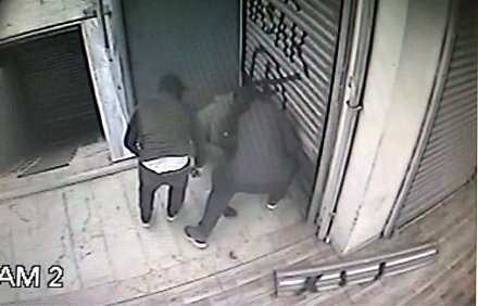 Avcılar'da kepengi kırarak tişörtleri çalan şüpheliler aranıyor