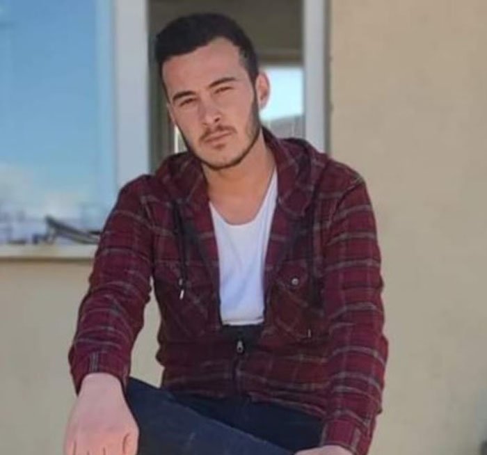 Aydınlatma direğine çarpan otomobilin sürücüsü öldü