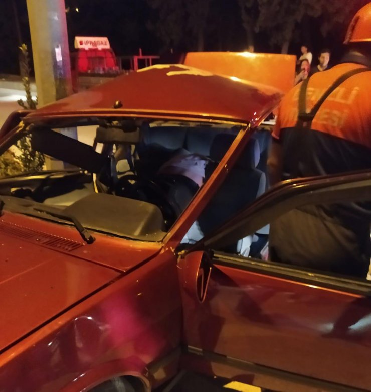 Aydınlatma direğine çarpan otomobilin sürücüsü öldü