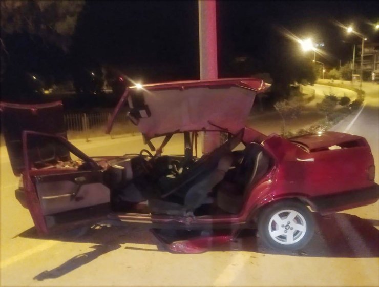 Aydınlatma direğine çarpan otomobilin sürücüsü öldü