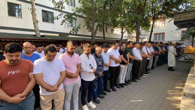 Babasının kullandığı aracın altında kalan minik Ebrar son yolculuğuna uğurlandı