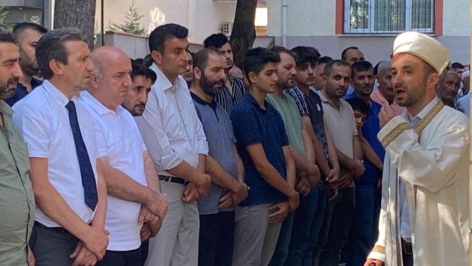 Babasının kullandığı aracın altında kalan minik Ebrar son yolculuğuna uğurlandı