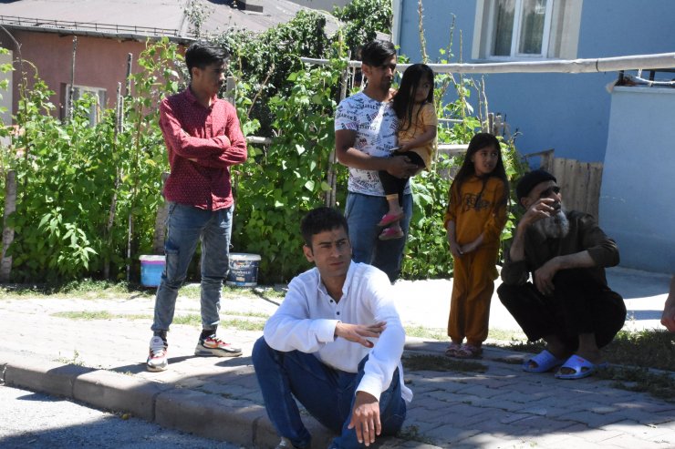 Erik toplayıp yolun karşısına geçmek isteyen 2 çocuğa, hafif ticari araç çarptı