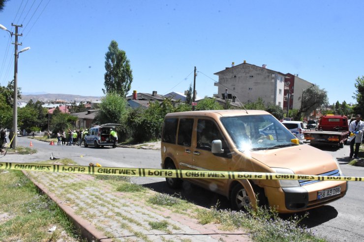 Erik toplayıp yolun karşısına geçmek isteyen 2 çocuğa, hafif ticari araç çarptı