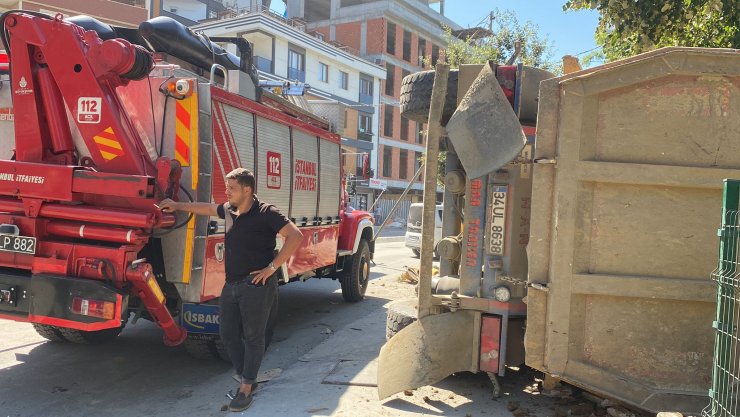 Faciadan dönüldü: Hafriyat kamyonu parkın duvarına çarparak devrildi
