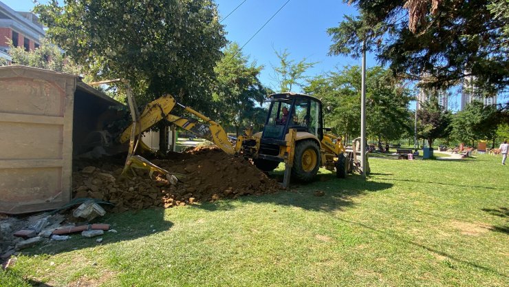 Faciadan dönüldü: Hafriyat kamyonu parkın duvarına çarparak devrildi