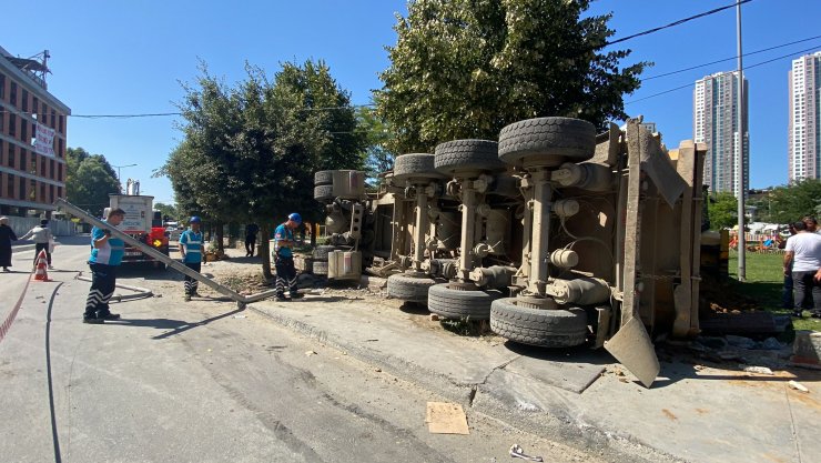 Faciadan dönüldü: Hafriyat kamyonu parkın duvarına çarparak devrildi