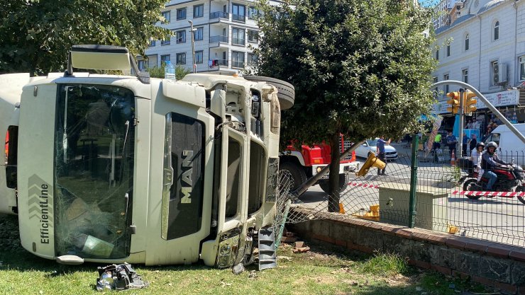 Faciadan dönüldü: Hafriyat kamyonu parkın duvarına çarparak devrildi