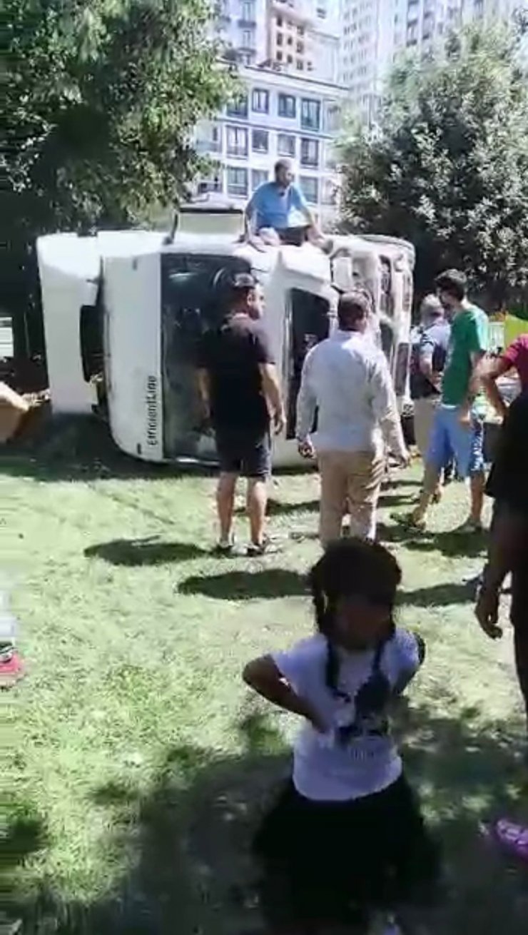 Faciadan dönüldü: Hafriyat kamyonu parkın duvarına çarparak devrildi