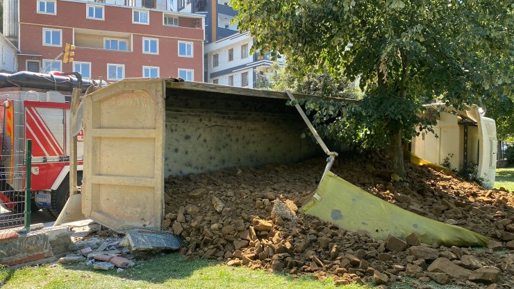 Faciadan dönüldü: Hafriyat kamyonu parkın duvarına çarparak devrildi