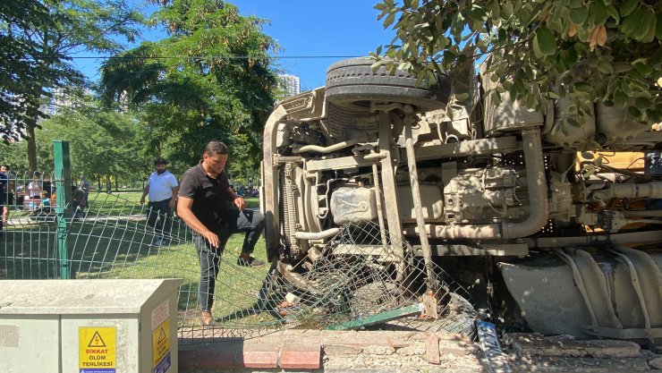 Faciadan dönüldü: Hafriyat kamyonu parkın duvarına çarparak devrildi