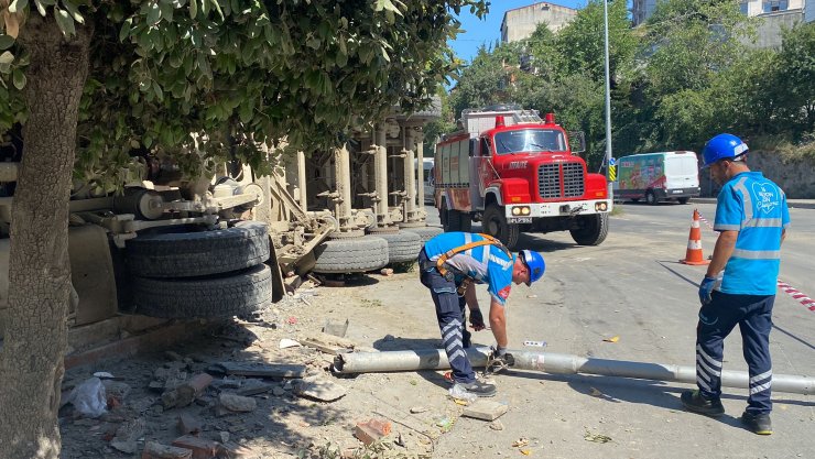 Faciadan dönüldü: Hafriyat kamyonu parkın duvarına çarparak devrildi