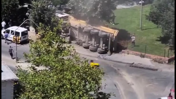 Faciadan dönüldü: Hafriyat kamyonu parkın duvarına çarparak devrildi