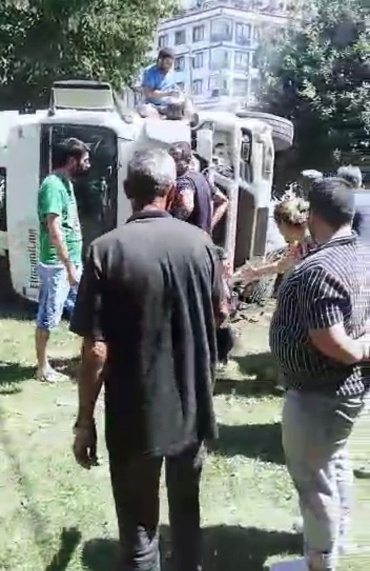 Faciadan dönüldü: Hafriyat kamyonu parkın duvarına çarparak devrildi