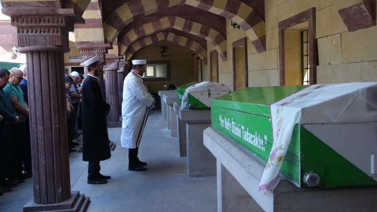 Freni boşalan vinçin çarptığı anne ve kızı toprağa verildi