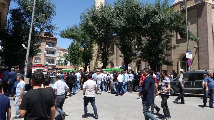 Freni boşalan vinçin çarptığı anne ve kızı toprağa verildi