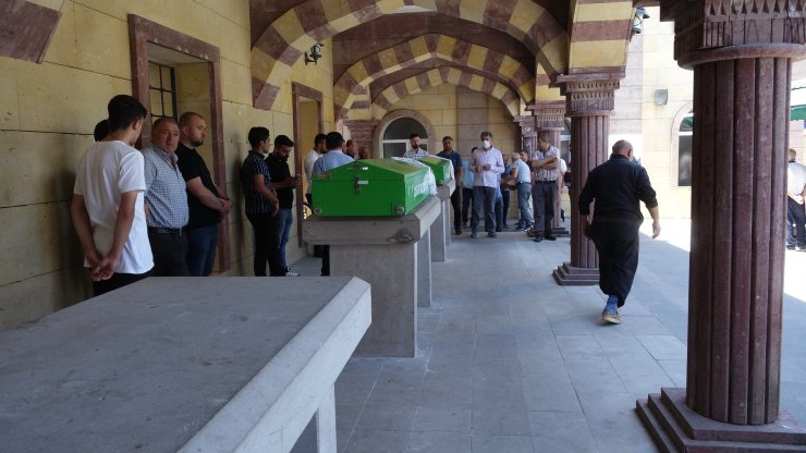 Freni boşalan vinçin çarptığı anne ve kızı toprağa verildi