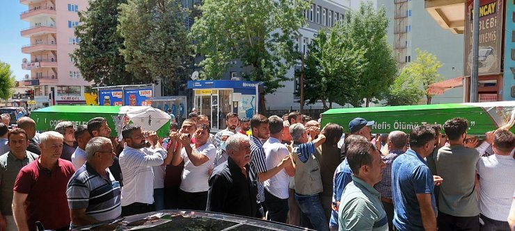 Freni boşalan vinçin çarptığı anne ve kızı toprağa verildi