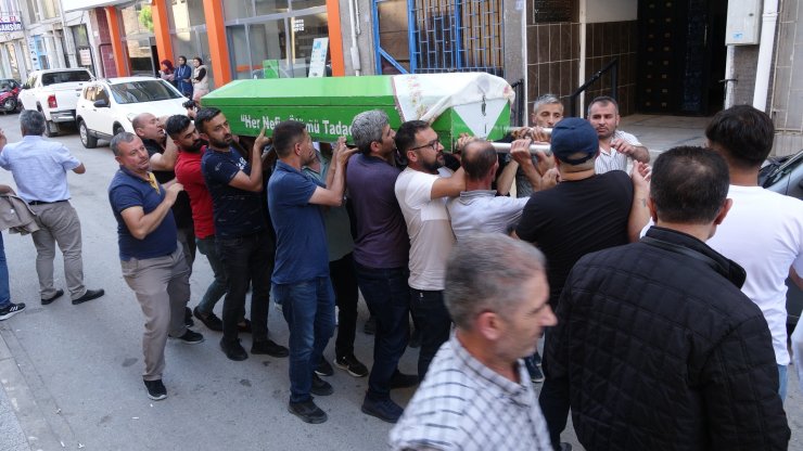 Freni boşalan vinçin çarptığı anne ve kızı toprağa verildi