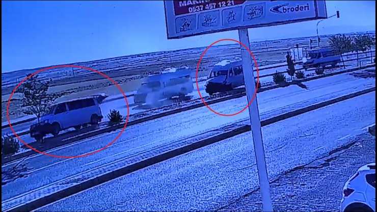 Hasarlı kazaya karışan minibüse, işçilerin taşındığı minibüs çarptı: 7 yaralı