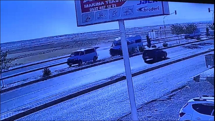 Hasarlı kazaya karışan minibüse, işçilerin taşındığı minibüs çarptı: 7 yaralı