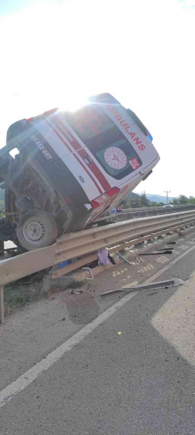Hasta taşıyan ambulans refüje çıktı, 1 kişi öldü, 3 sağlıkçı yaralandı