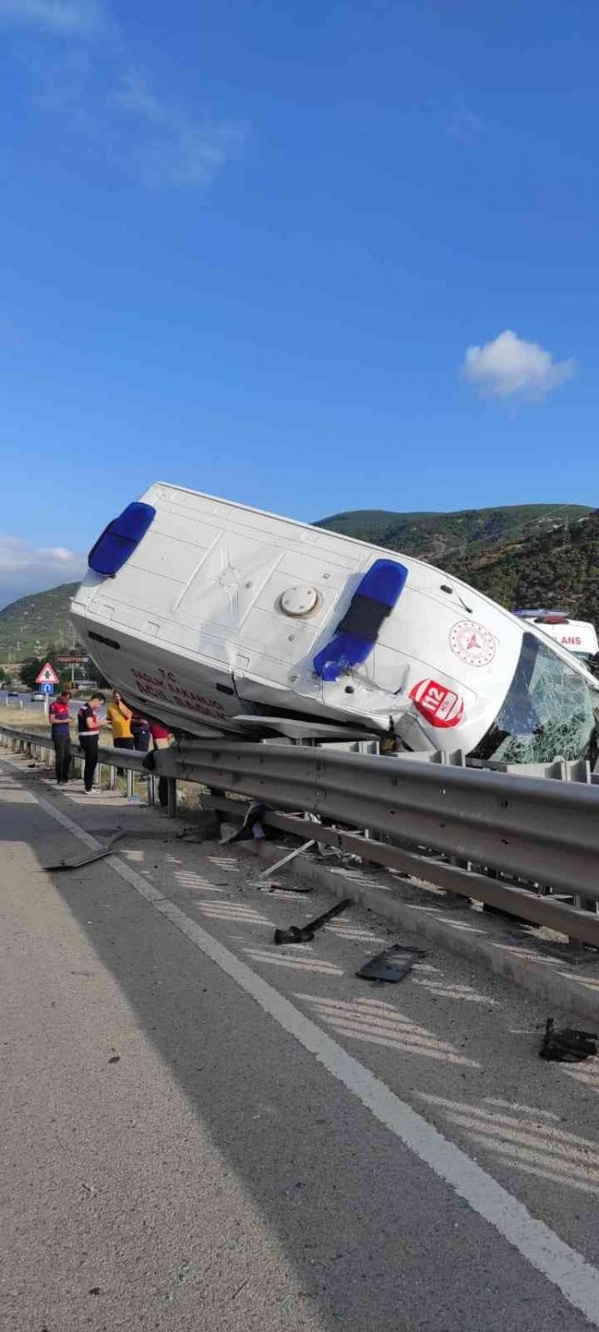 Hasta taşıyan ambulans refüje çıktı, 1 kişi öldü, 3 sağlıkçı yaralandı