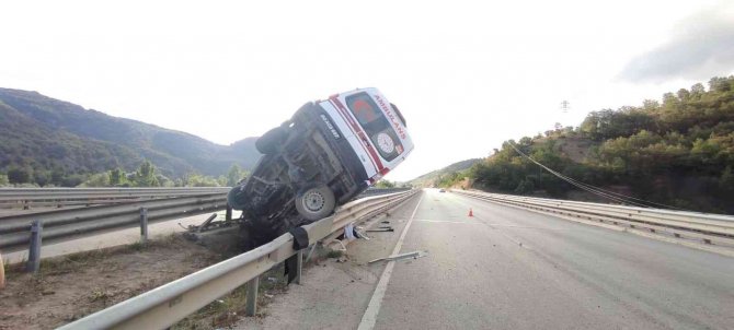 Hasta taşıyan ambulans refüje çıktı, 1 kişi öldü, 3 sağlıkçı yaralandı