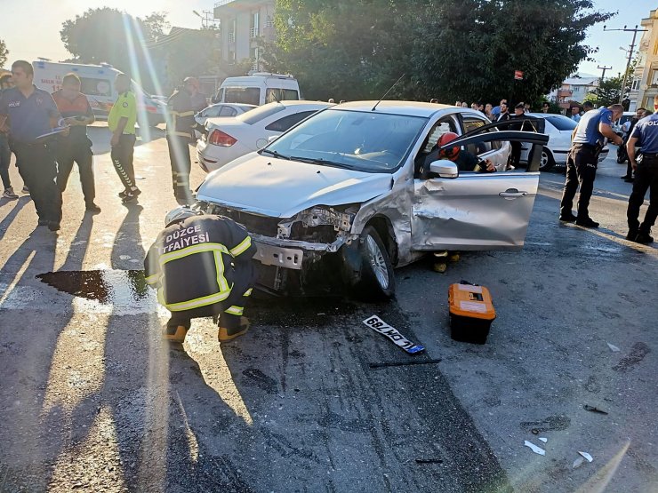 İki otomobilin çarpıştığı kaza kamerada; 4 yaralı