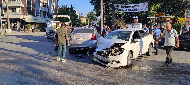 İki otomobilin çarpıştığı kaza kamerada; 4 yaralı