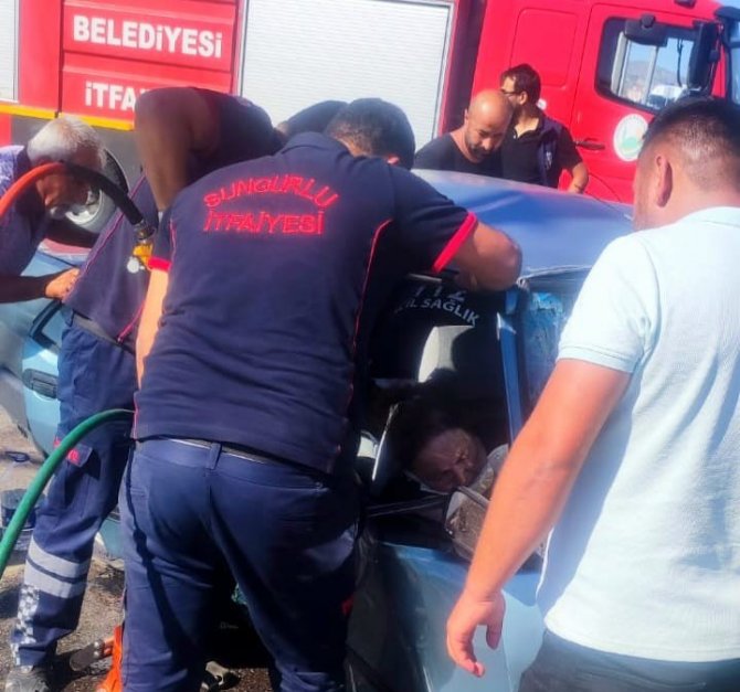 Kırmızı ışıkta bekleyen otomobile çarptı: 1’i ağır 7 yaralı