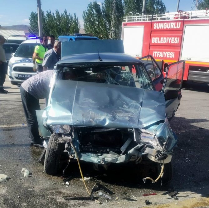 Kırmızı ışıkta bekleyen otomobile çarptı: 1’i ağır 7 yaralı