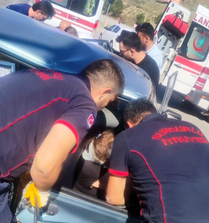 Kırmızı ışıkta bekleyen otomobile çarptı: 1’i ağır 7 yaralı