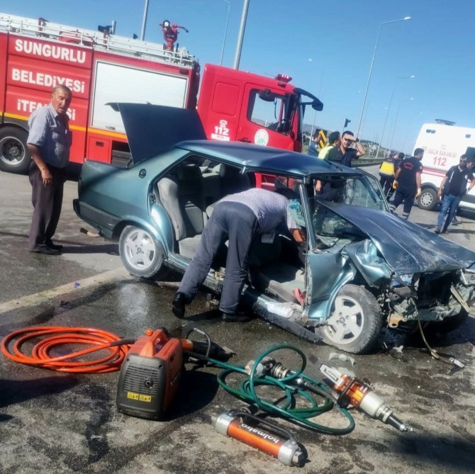 Kırmızı ışıkta bekleyen otomobile çarptı: 1’i ağır 7 yaralı