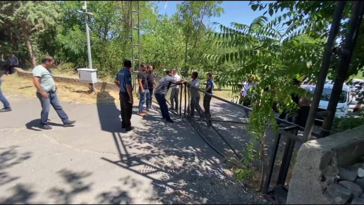 Komşu kafe çalışanları arasında taşlı, sopalı, silahlı kavga: 6 yaralı, 10 gözaltı