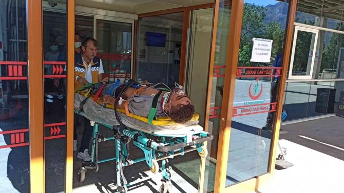 Konya'da saman balyası yüklü kamyondan tele takılıp düştü