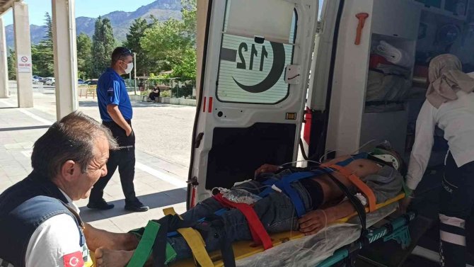 Konya'da saman balyası yüklü kamyondan tele takılıp düştü